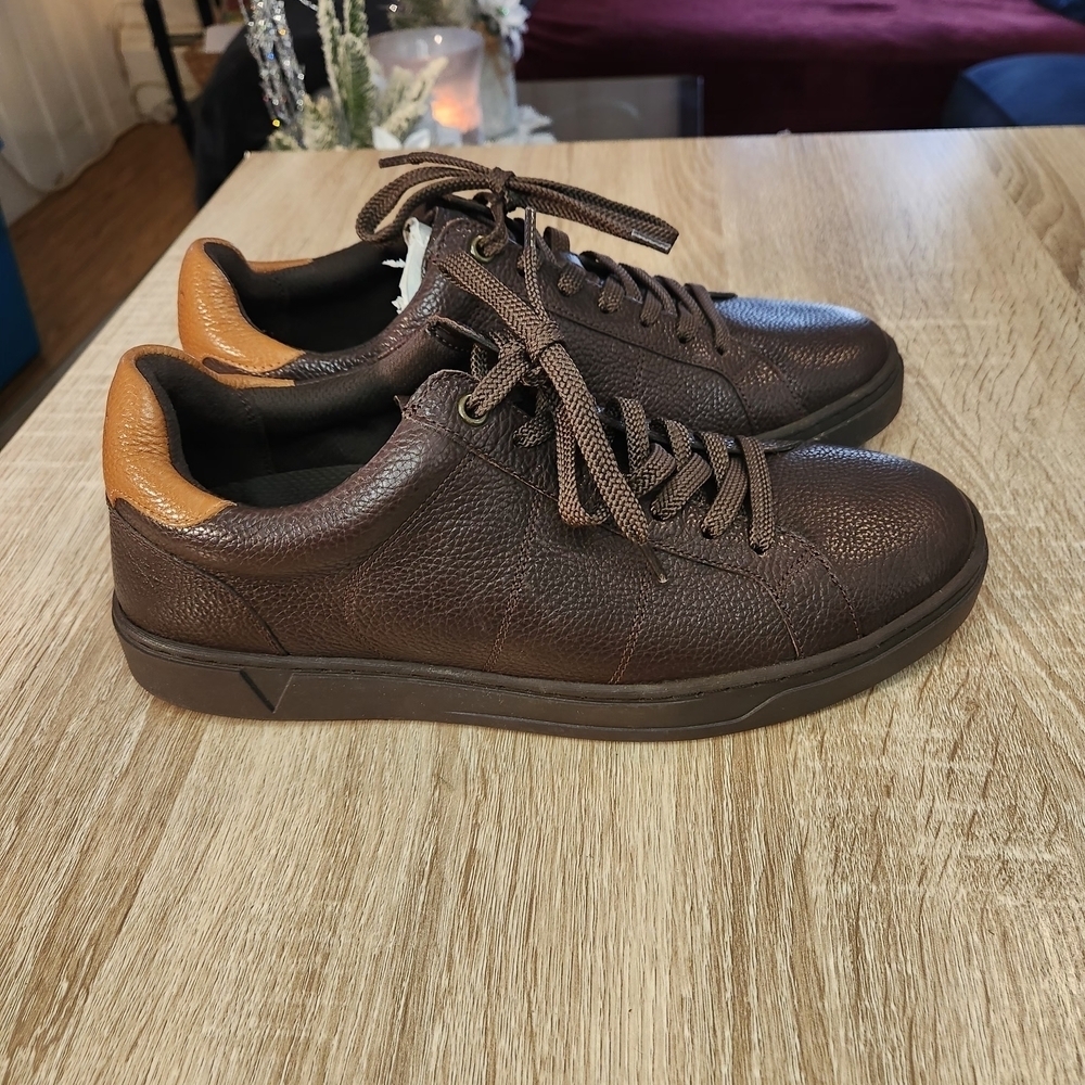Vionic Lucas II lace-up sneaker with a leather upper removable EVA footbed